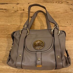 Michael Kors Leather Purse in dove brown